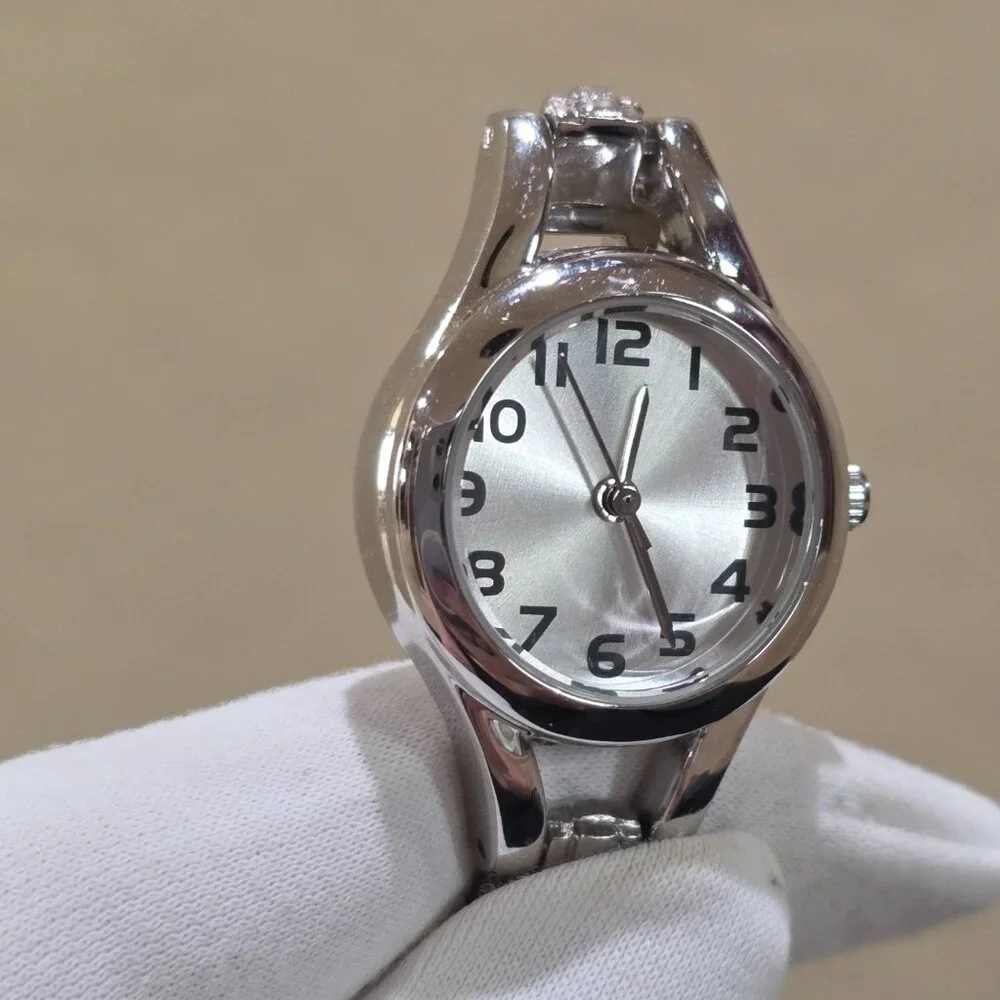 Easy to Read Round Silver Face Band Black Numbers Womens Wrist Watch New Battery
